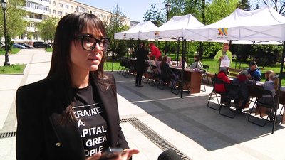 До Дня матері у Житомирі на Новому Бульварі проходить мистецька акція "Усі квіти тобі, матусю" До Дня матері у Житомирі на Новому Бульварі проходить мистецька акція "Усі квіти тобі, матусю"