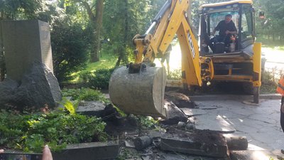 У Рівному почали перепоховання більшовика Олеко Дундича У Рівному почали перепоховання більшовика Олеко Дундича