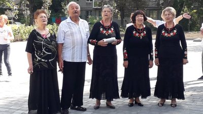 Заспівав на святковій акції і місцевий ансамбль "Співочі серця" Заспівав на святковій акції і місцевий ансамбль "Співочі серця"