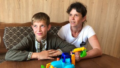 Родини з Маріуполя отримала тимчасове житло на Закарпатті Родини з Маріуполя отримала тимчасове житло на Закарпатті