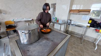Із вчителів у кухарі: на Миколаївщині колектив школи готує обіди для військових та тероборони Із вчителів у кухарі: на Миколаївщині колектив школи готує обіди для військових та тероборони