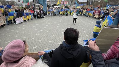 Люди зібралися разом, аби нагадати про військовополонених та зниклих безвісти Люди зібралися разом, аби нагадати про військовополонених та зниклих безвісти