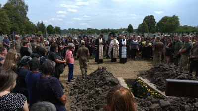 Загинув під час 100 бойового вильоту. На Прикарпатті поховали Героя України Олександра Кукурбу Загинув під час 100 бойового вильоту. На Прикарпатті поховали Героя України Олександра Кукурбу