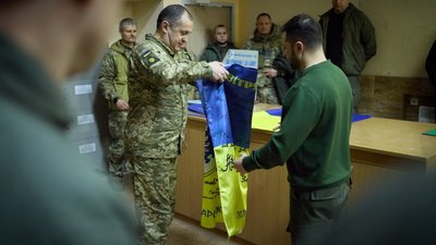 Президент Зеленський на Дніпропетровщині відвідав розташування ПК "Схід" і нагородив військових пілотів Президент Зеленський на Дніпропетровщині відвідав розташування ПК "Схід" і нагородив військових пілотів