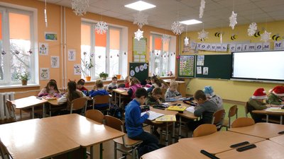 Батьки учнів одного з ліцеїв Франківська виступили проти, щоб у класах їхніх дітей зробили гуртожиток для переселенців