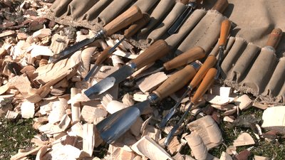 У Рівному різьбяр на подвір'ї церкви зробив триметрову скульптуру з ялини У Рівному різьбяр на подвір'ї церкви зробив триметрову скульптуру з ялини