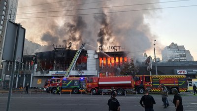 Армія РФ атакувала ТЦ у Дніпрі: є поранені