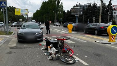 У Кропивницькому легковик зіштовхнувся з велосипедисткою: травмована жінка