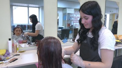 "Набивають руку": як у Черкасах працює навчальна перукарня