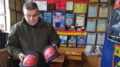 Батько Героя Небесної Сотні Устима Голоднюка показав речі, в яких він загинув на Майдані Батько Героя Небесної Сотні Устима Голоднюка показав речі, в яких він загинув на Майдані