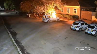 На Одещині молодики підпалили поліцейську машину
