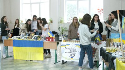 &quot;Завдяки їм ми спокійно можемо спати&quot;. Студенти Прикарпатського університету організували ярмарок на підтримку ЗСУ