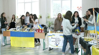 "Завдяки їм ми спокійно можемо спати". Студенти Прикарпатського університету організували ярмарок на підтримку ЗСУ