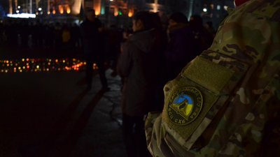 Реконструкція подій Майдану, фаєри та Тризуб з лампадок: у Житомирі вшанували Небесну Сотню Реконструкція подій Майдану, фаєри та Тризуб з лампадок: у Житомирі вшанували Небесну Сотню