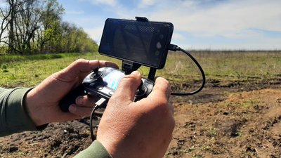 "Смуга до траси, немов поверхня Місяця": на Харківщині фермер дроном виявляє міни на полях "Смуга до траси, немов поверхня Місяця": на Харківщині фермер дроном виявляє міни на полях