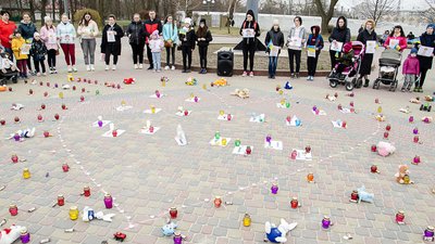 В місті на Волині переселенка організувала акцію в пам'ять про загиблих під час війни дітей В місті на Волині переселенка організувала акцію в пам'ять про загиблих під час війни дітей