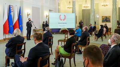 Президент Польщі Анджей Дуда вручив медаль "Virtus et Fraternitas" прикарпатцю Петру Грудзевичу Президент Польщі Анджей Дуда вручив медаль "Virtus et Fraternitas" прикарпатцю Петру Грудзевичу