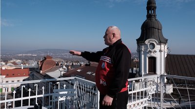 "Хотів мати щось особливе". Як чернівчанин облаштував на даху будинку оглядовий майданчик