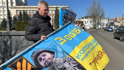 "Я вже 738 днів не знаю, де мій син": в Умані на Черкащині відбулася акція на підтримку полонених і зниклих безвісти