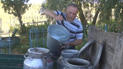 До джерела Іван Юхименко змушений їздити через день, з собою щодня бере 10-14 бідонів. Фото: Суспільне Поділля До джерела Іван Юхименко змушений їздити через день, з собою щодня бере 10-14 бідонів. Фото: Суспільне Поділля