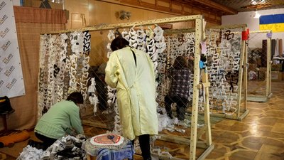 Не вистачає рук: вінницькі волонтерки плетуть маскувальні сітки та кікімори для оборонців Не вистачає рук: вінницькі волонтерки плетуть маскувальні сітки та кікімори для оборонців