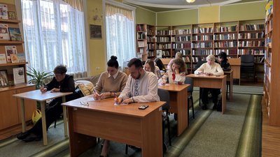 У Хустській бібліотеці писали радіодиктант національної єдності