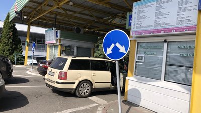 На КПП "Тиса" прикордонники перевіряють дійсність сертифікатів про вакцинацію за допомогою QR-кодів