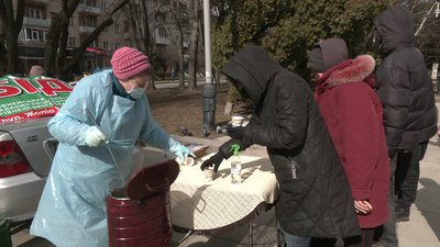 У Рівному соцпрацівники знову почали роздавати безплатні обіди