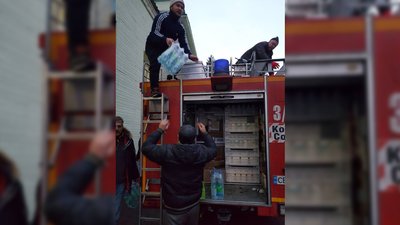 Завантаження автомобіля, який поїде на фронт Завантаження автомобіля, який поїде на фронт