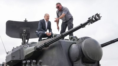Шольц відвідав українських солдатів під час військових навчань у Німеччині Шольц відвідав українських солдатів під час військових навчань у Німеччині
