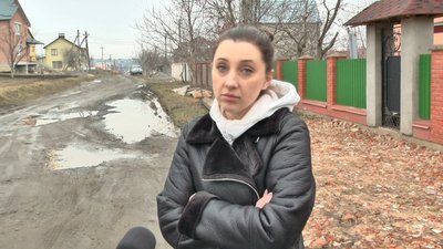 Жителька будинку на вулиці Гетьмана Сагайдачного Юлія Михайлова скаржиться, що через погану дорогу її сім'я "вбила" автомобіль. Фото: Суспільне. Поділля. Жителька будинку на вулиці Гетьмана Сагайдачного Юлія Михайлова скаржиться, що через погану дорогу її сім'я "вбила" автомобіль. Фото: Суспільне. Поділля.