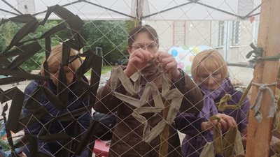 У Житомирі стартував флешмоб з плетіння маскувальних сіток для ЗСУ У Житомирі стартував флешмоб з плетіння маскувальних сіток для ЗСУ
