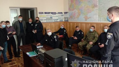 На Житомирщині звільняли заручників – таке завдання виконували поліцейські під час тактичних навчань На Житомирщині звільняли заручників – таке завдання виконували поліцейські під час тактичних навчань