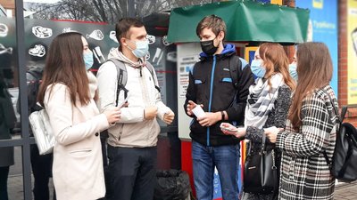 Кропивницькі студенти розповідають містянам, де можна вакцинуватись від коронавірусу Кропивницькі студенти розповідають містянам, де можна вакцинуватись від коронавірусу