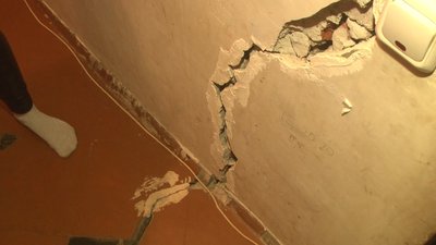 Будинок з тріщинами в долоню почали ремонтувати у Хмельницькому Будинок з тріщинами в долоню почали ремонтувати у Хмельницькому