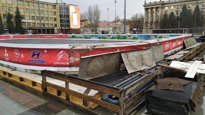 У Миколаєві почали встановлювати новорічні декорації та монтувати каток У Миколаєві почали встановлювати новорічні декорації та монтувати каток