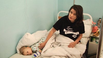Киянка Надія з однорічним сином Микитою опинилась в Хмельницькій міській дитячій лікарні після ДТП. Фото: Суспільне Поділля. Киянка Надія з однорічним сином Микитою опинилась в Хмельницькій міській дитячій лікарні після ДТП. Фото: Суспільне Поділля.