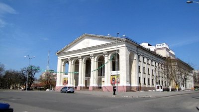 В драмтеатрі окупованого Херсона військові РФ облаштували склад боєприпасів і чекають на російських політтехнологів