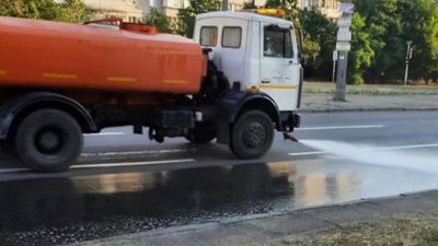 Під час спеки у Луцьку тричі на день поливають вулиці