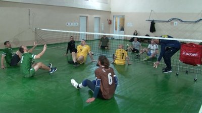 Ветеран з ампутацією грає у волейбол