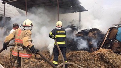 У селі на Тернопільщині пожежники врятували три хати і господарську будівлю У селі на Тернопільщині пожежники врятували три хати і господарську будівлю