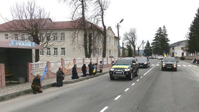 На Івано-Франківщині зустріли скорботний кортеж з тілом воїна Віталія Мерінова На Івано-Франківщині зустріли скорботний кортеж з тілом воїна Віталія Мерінова
