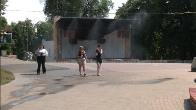 Охолоджувальні рамки та поливання доріг: Як у Рівному борються зі спекою Охолоджувальні рамки та поливання доріг: Як у Рівному борються зі спекою