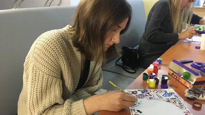 Малювали свої страхи. У сумському молодіжному центрі "Романтика" організували заняття з арттерапії Малювали свої страхи. У сумському молодіжному центрі "Романтика" організували заняття з арттерапії