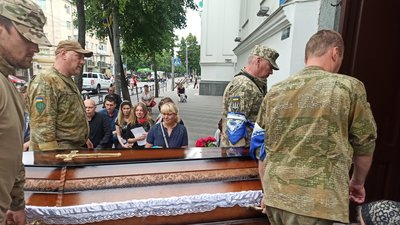 У Житомирі попрощалися із загиблим військовим Романом Бойком У Житомирі попрощалися із загиблим військовим Романом Бойком
