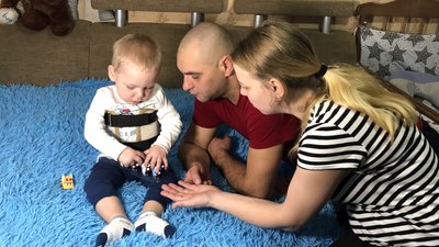 Зарядка та масаж — щоденні процедури дворічного Павлика Мотички, котрий хворіє на СМА Зарядка та масаж — щоденні процедури дворічного Павлика Мотички, котрий хворіє на СМА
