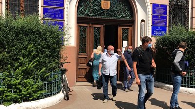 У Франківську судять активістів, які у смітнику возили екскерівника обласної юстиції У Франківську судять активістів, які у смітнику возили екскерівника обласної юстиції