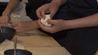 У Вінниці дітей-переселенців вчили готувати хінкалі та хачапурі У Вінниці дітей-переселенців вчили готувати хінкалі та хачапурі