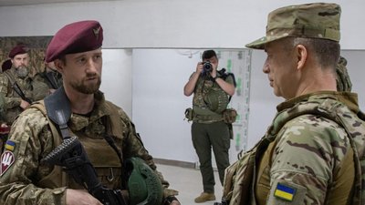 Сирський вручив годинник воїну з Миколаївщини