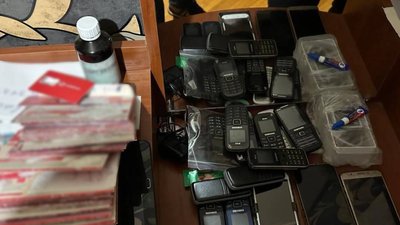 Телефони, які вилучили у справі про обкрадання пошкоджених квартир у Харкові